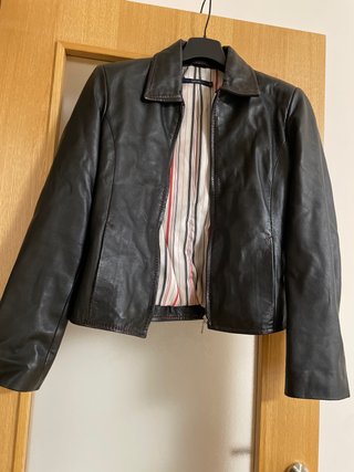 Cazadora corta de piel negra costura roja