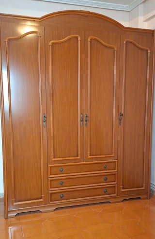 Armario de Madera, esta muy bien y de buena madera