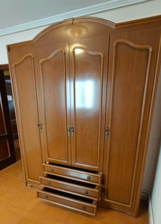 Armario de Madera, esta muy bien y de buena madera