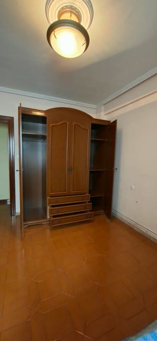 Armario de Madera, esta muy bien y de buena madera