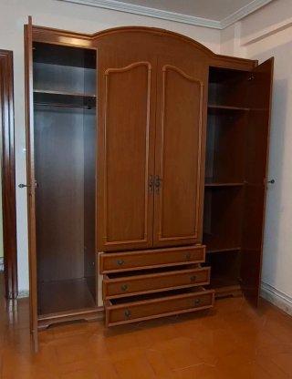 Armario de Madera, esta muy bien y de buena madera
