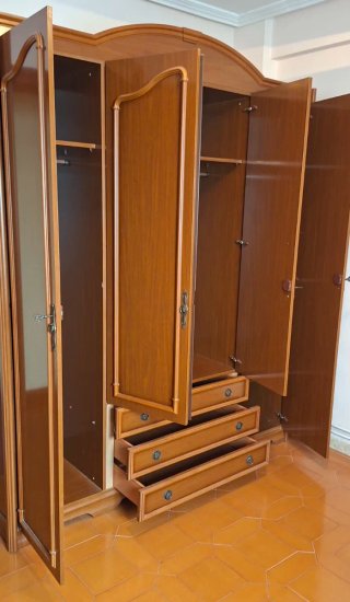Armario de Madera, esta muy bien y de buena madera
