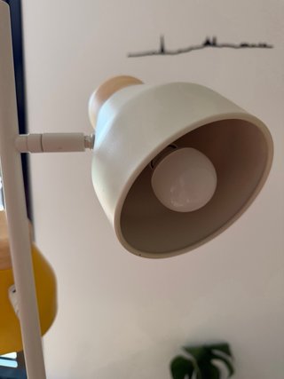 Lámpara de pie metálica gris, amarilla y beige