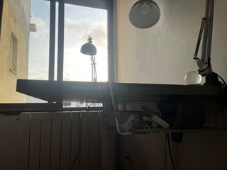 Tablero de escritorio gris y blanco