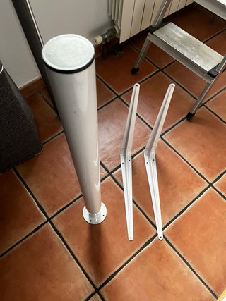Tablero de escritorio gris y blanco