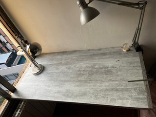 Tablero de escritorio gris y blanco