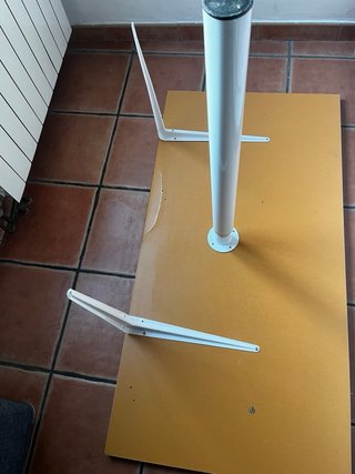 Tablero de escritorio gris y blanco
