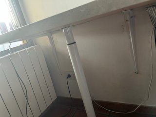 Tablero de escritorio gris y blanco