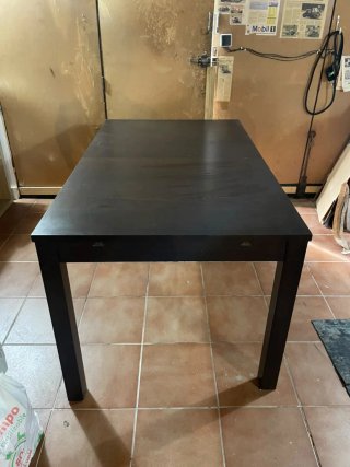 Mesa de comedor amplia , madera,extensible .