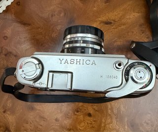Cámara Yashica Plata y Negra