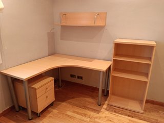 Escritorio en L con Buc y Estanterías