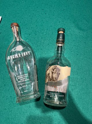 Due bottiglie vuote di bourbon Angel's Envy e Buffalo T