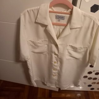 Camisa Blanca de Mujer con Cuello Pico