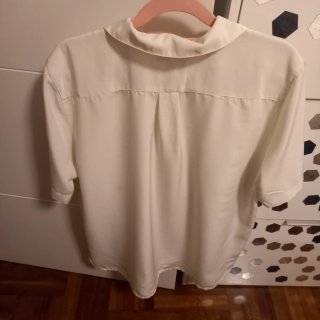Camisa Blanca de Mujer con Cuello Pico