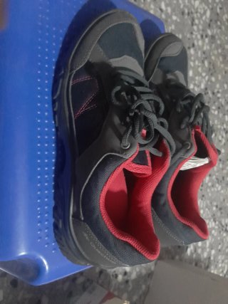 Zapatillas Quechua Negras y Rojas