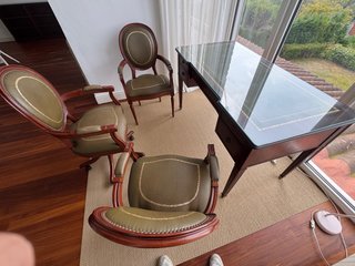 Escritorio madera y piel  y 3 sillas