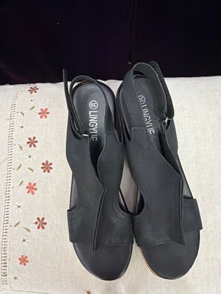 Sandalias cuña LINGYIE negras talla 39