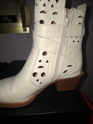 Botines Beige con Calados. Marca ALPE