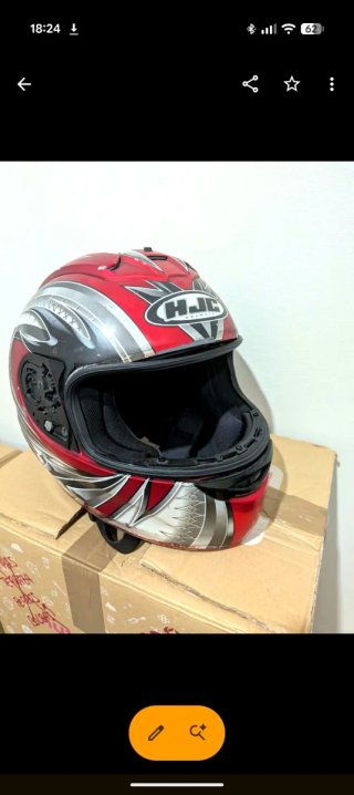 Casco de moto HJC rojo y plateado
