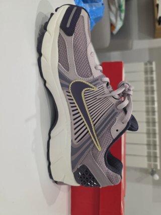 Nike Vomero 5 Gris y Morado