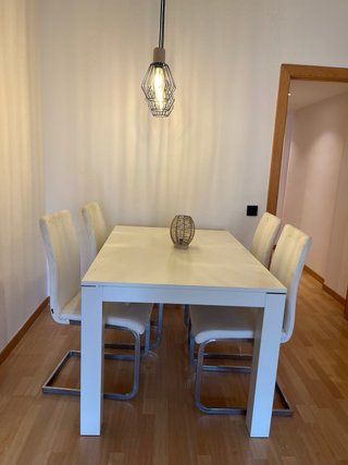Mesa de comedor blanca moderna