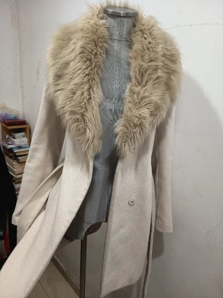 Abrigo Beige con Cuello de Pelo