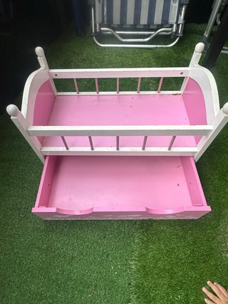 Cuna de madera para muñecas rosa