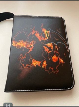 Álbum Pokémon Charizard con llamas