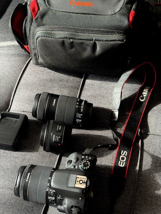 Cámara Canon EOS con tres objetivos