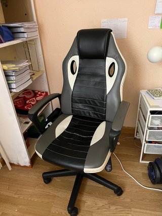 Silla de escritorio negra y blanca