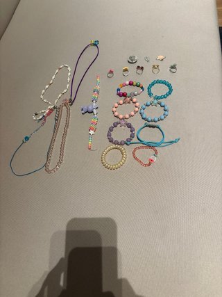 Lote de bisutería: pulseras, collares y anillos