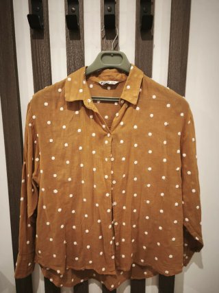 Camisa mostaza con lunares blancos