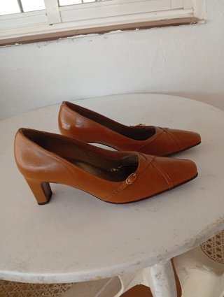 Zapatos de tacón marrones