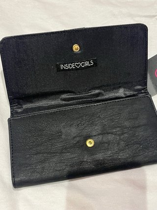 Cartera negra con tachuelas doradas