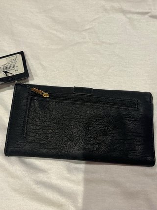 Cartera negra con tachuelas doradas