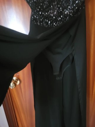 Vestido largo negro con aberturas y body debajo
