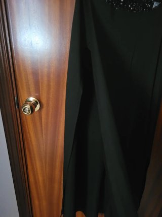 Vestido largo negro con aberturas y body debajo