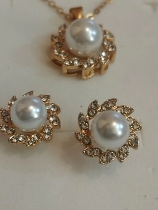 Conjunto de Collar, Pendientes y Anillo