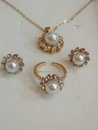 Conjunto de Collar, Pendientes y Anillo