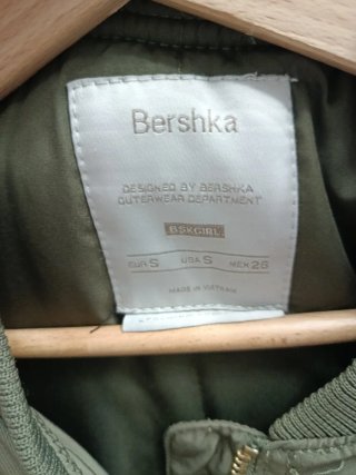 Cazadora larga Bershka verde militar .