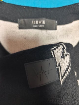 Jersey Negro con Estampado de Rayos