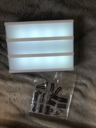 Caja de luz decorativa con letras