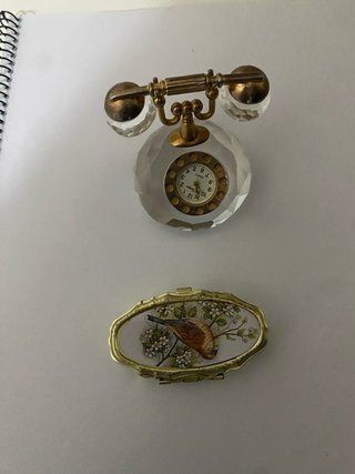 Cajita antigua con mini reloj teléfono