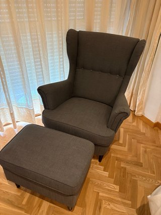 Sillón Orejero y Reposapiés Nordvalla Gris.