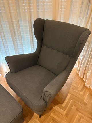 Sillón Orejero y Reposapiés Nordvalla Gris.