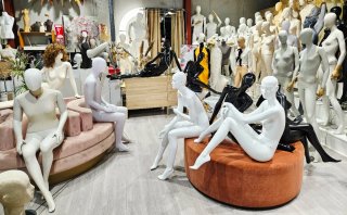 Maniquíes y Mobiliario de Tienda por cierre.