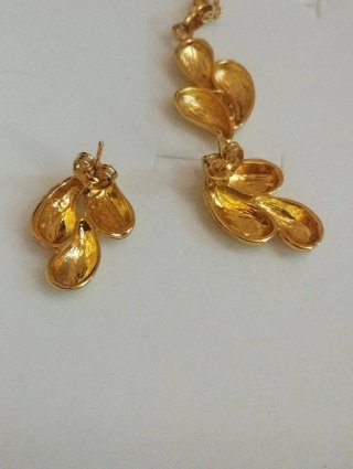 Conjunto Collar y Pendientes Gotas de Agua