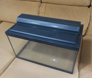 Acuario 66L con Tapa, 2 Rocas y Red