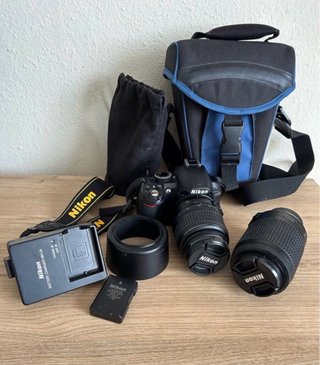 Cámara Nikon D3100 con accesorios