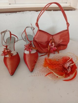 Conjunto coral: zapatos, bolso y tocado